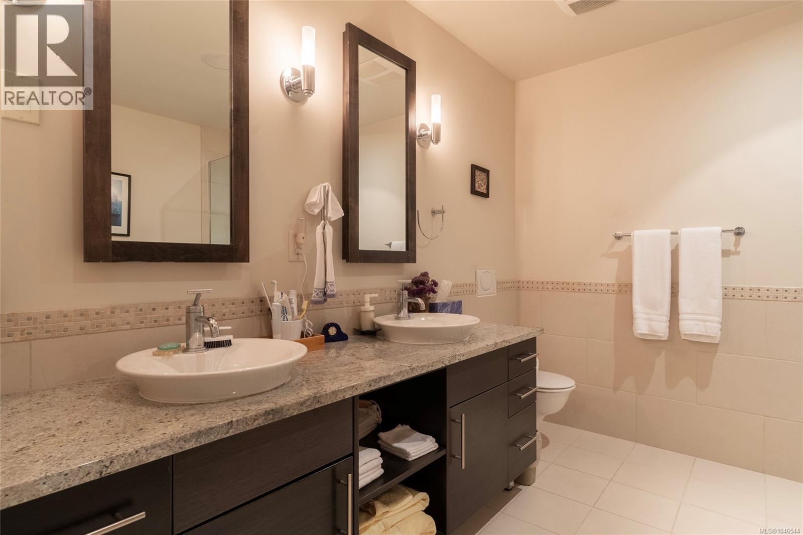 106 847 Dunsmuir Rd, Esquimalt