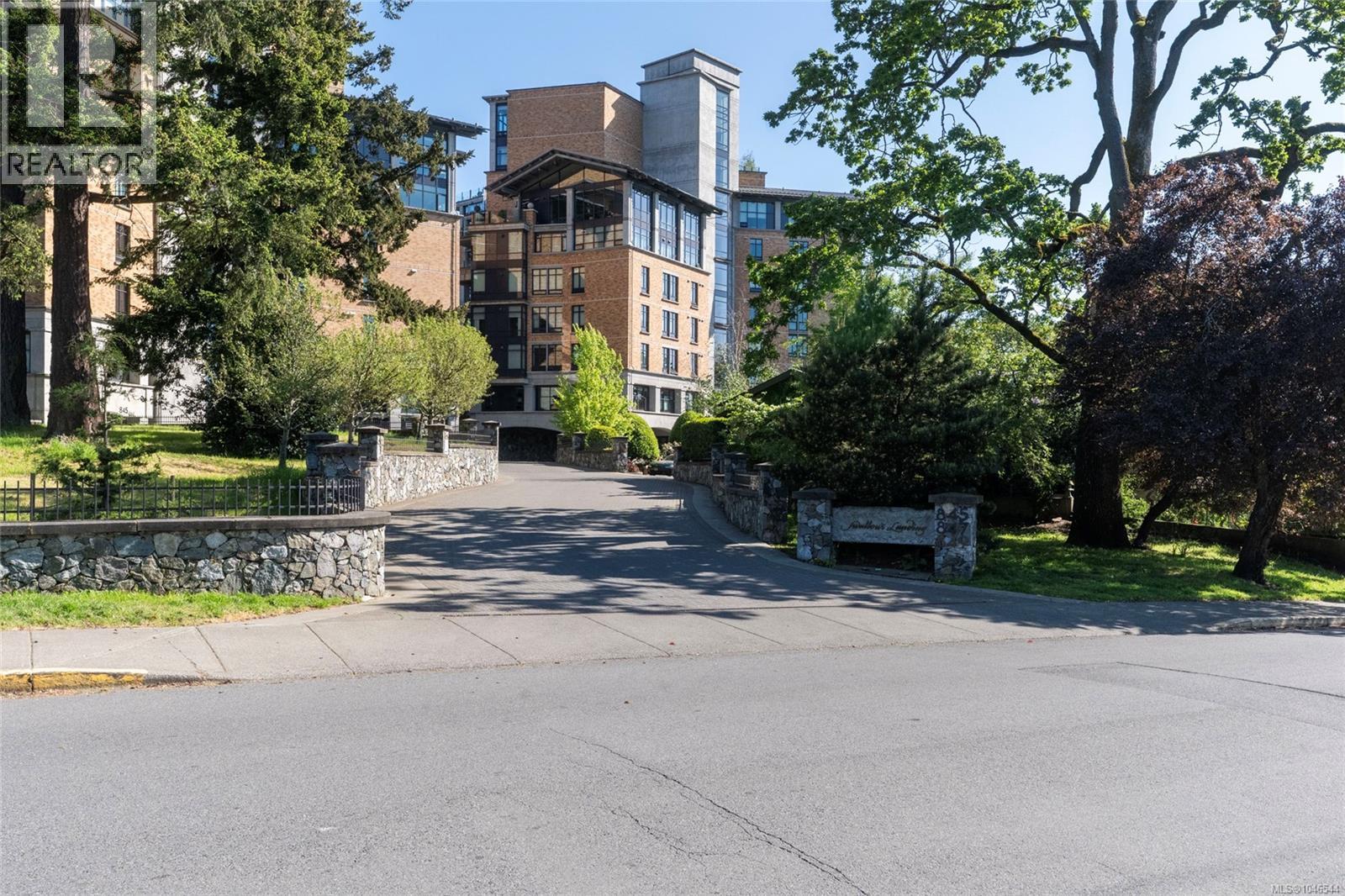 106 847 Dunsmuir Rd, Esquimalt