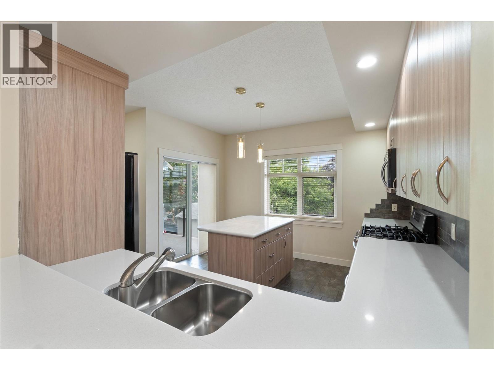 #10 576 NICOLA Street - 4