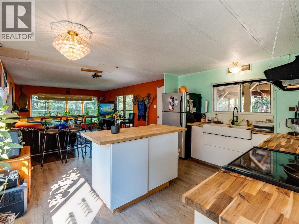 8864 SLOCAN S Road - 17