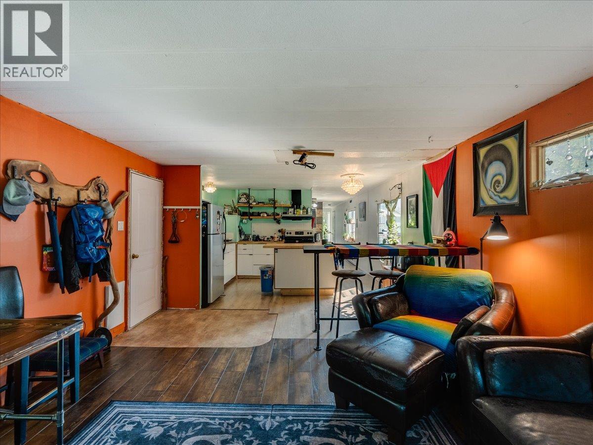 8864 SLOCAN S Road - 7