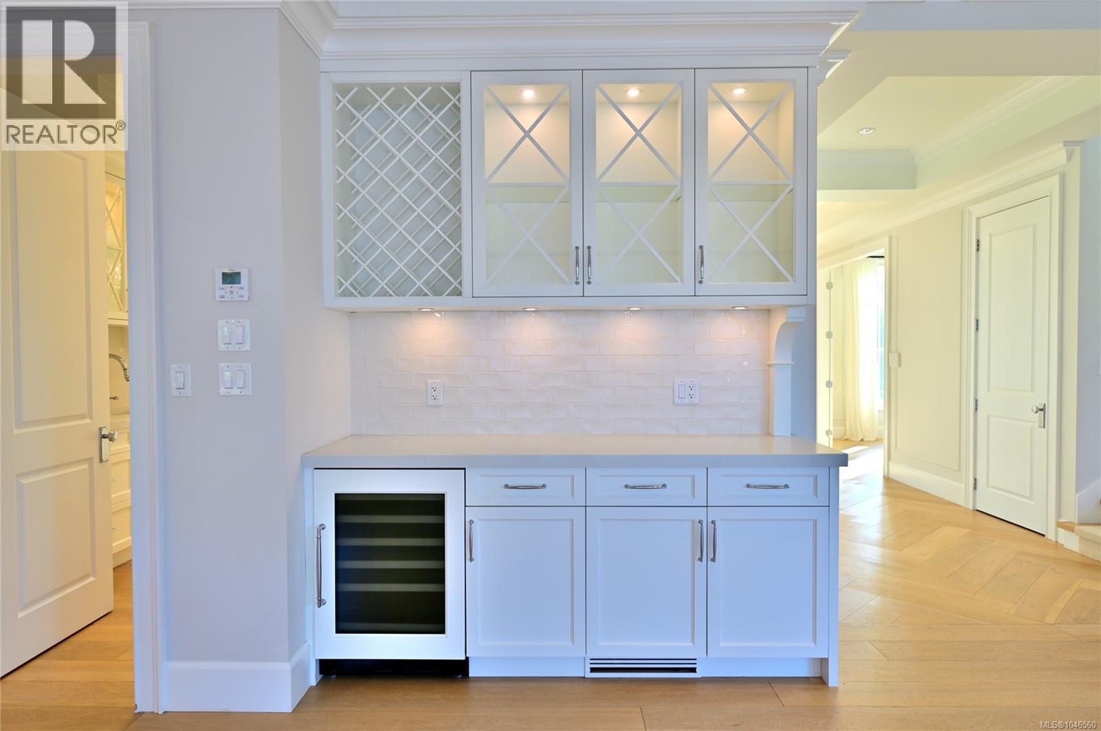 2777 Dewdney Ave - 10