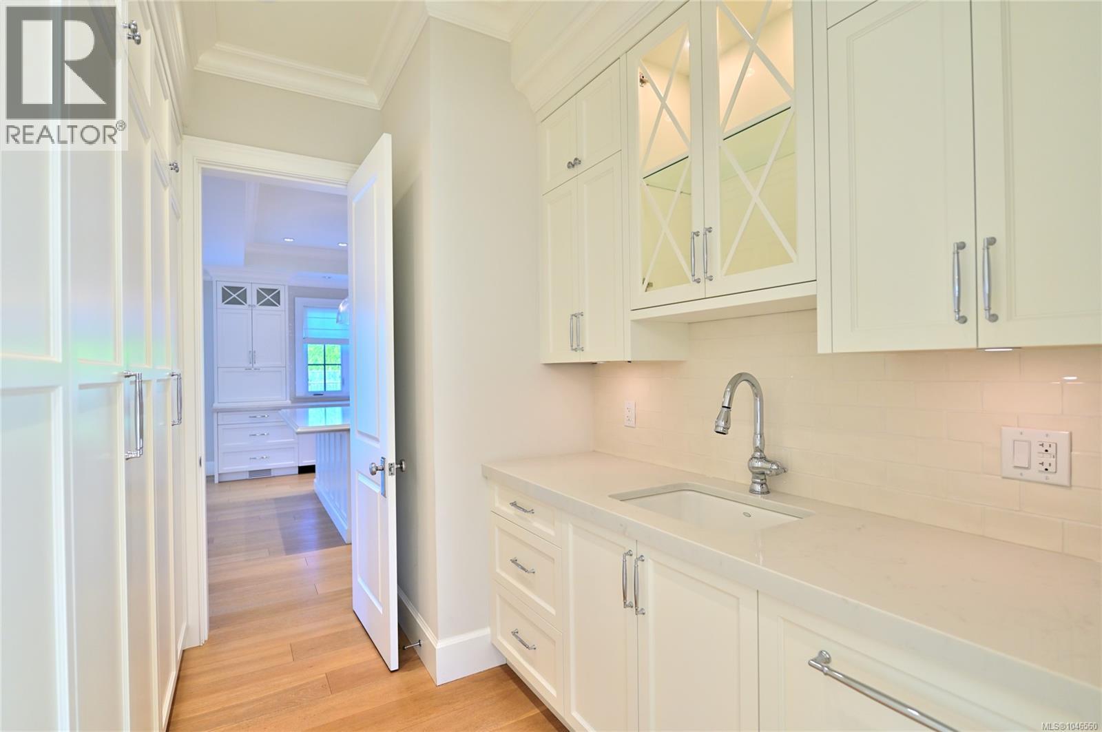 2777 Dewdney Ave - 15