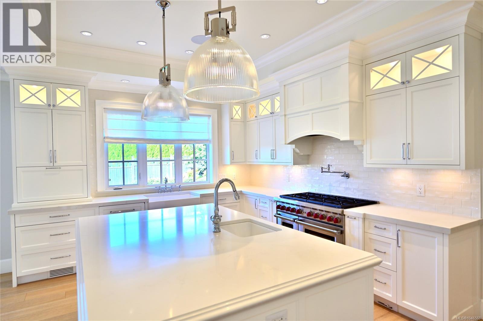 2777 Dewdney Ave, Oak Bay — photo 2