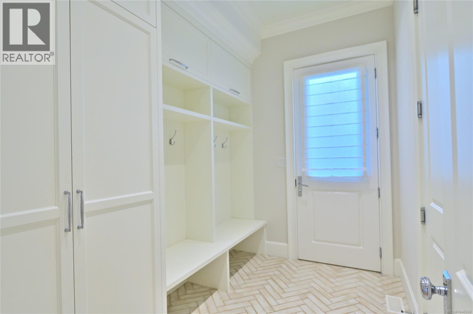 2777 Dewdney Ave - 20