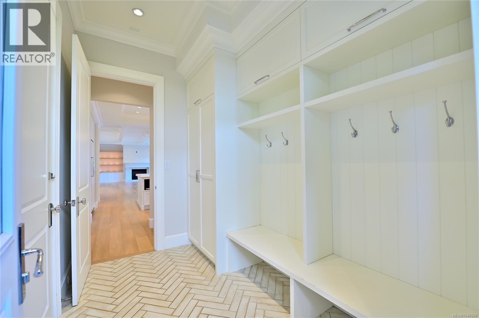 2777 Dewdney Ave - 21