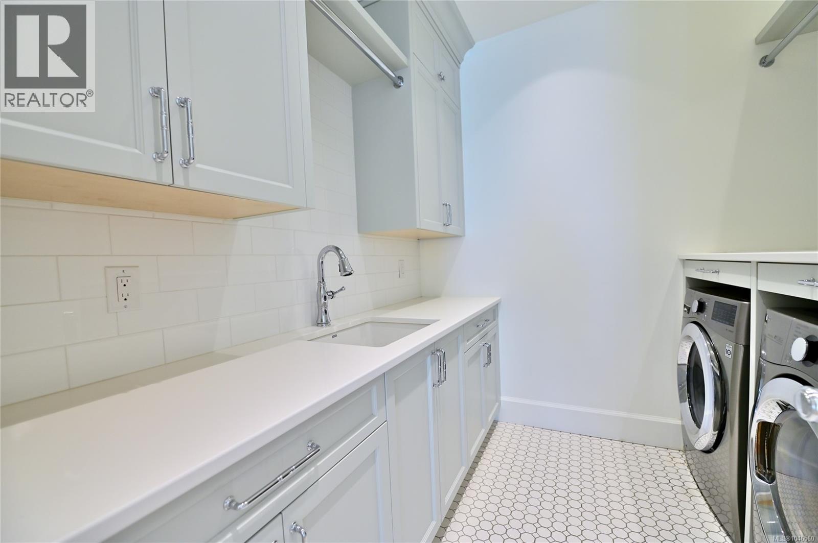 2777 Dewdney Ave - 33