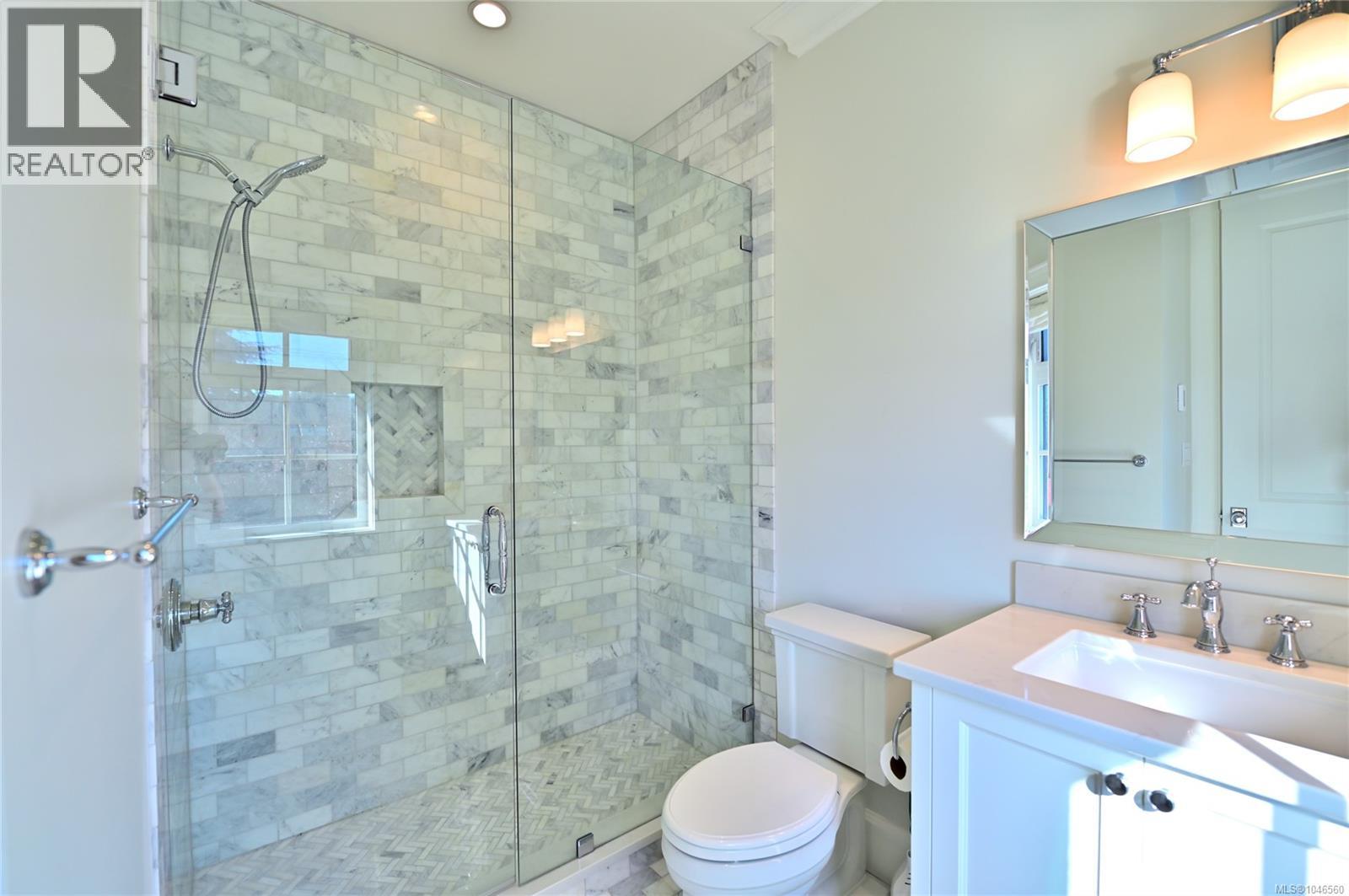 2777 Dewdney Ave - 36