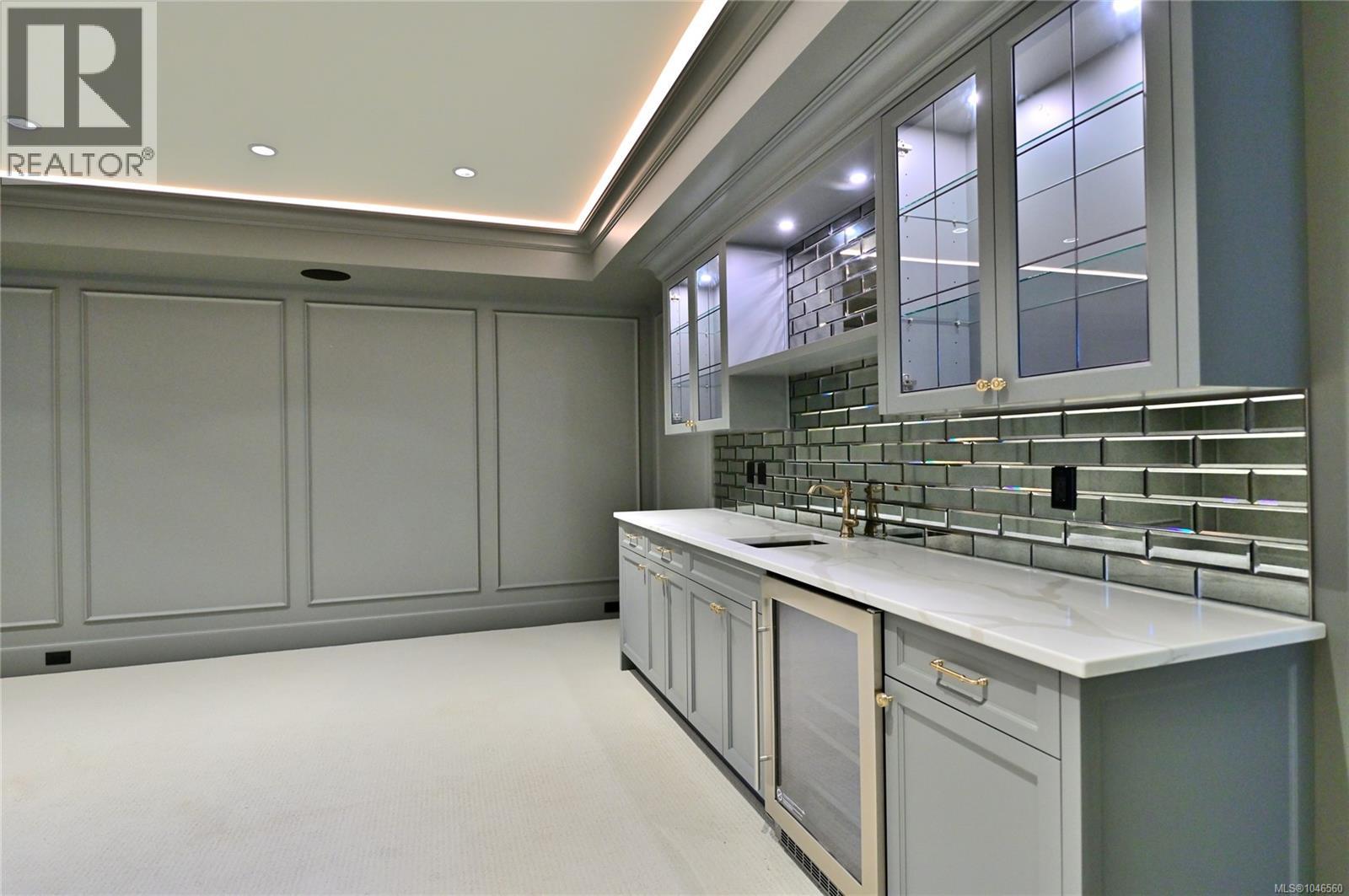 2777 Dewdney Ave - 40