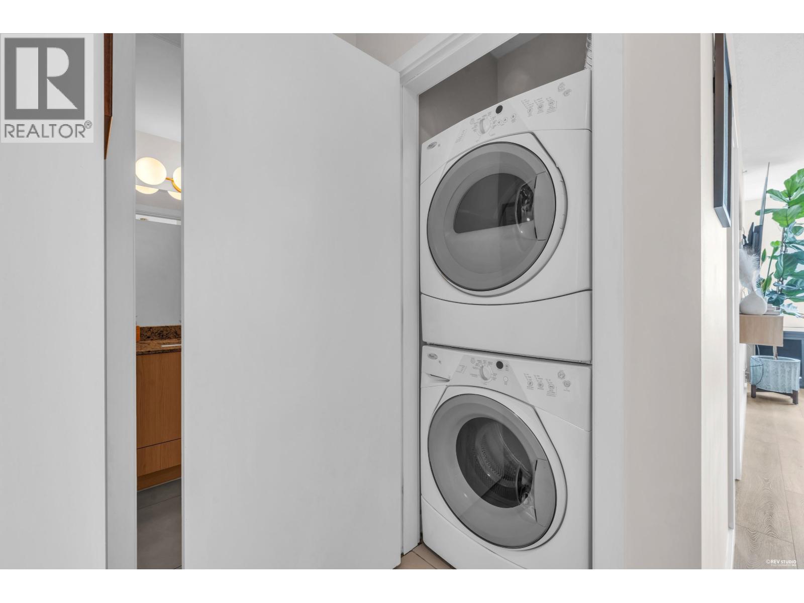 1805 280 ROSS DRIVE, New Westminster