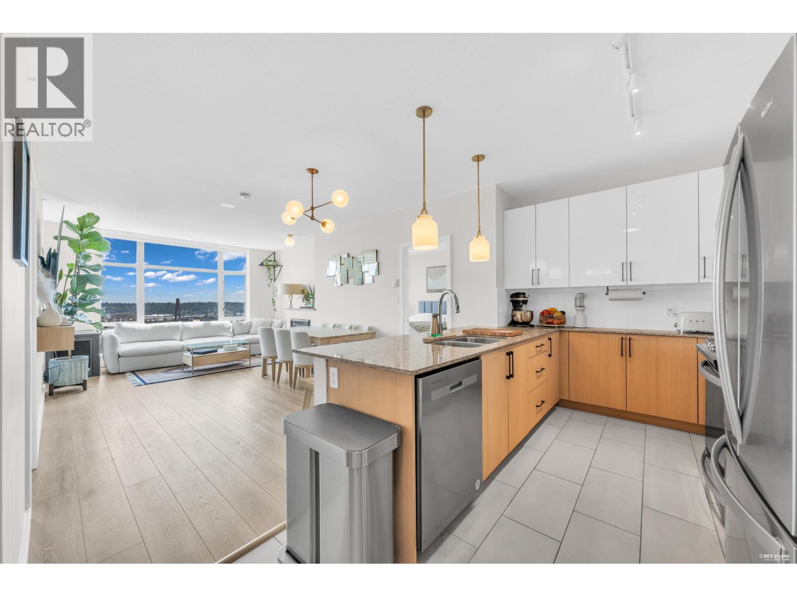 1805 280 ROSS DRIVE, New Westminster