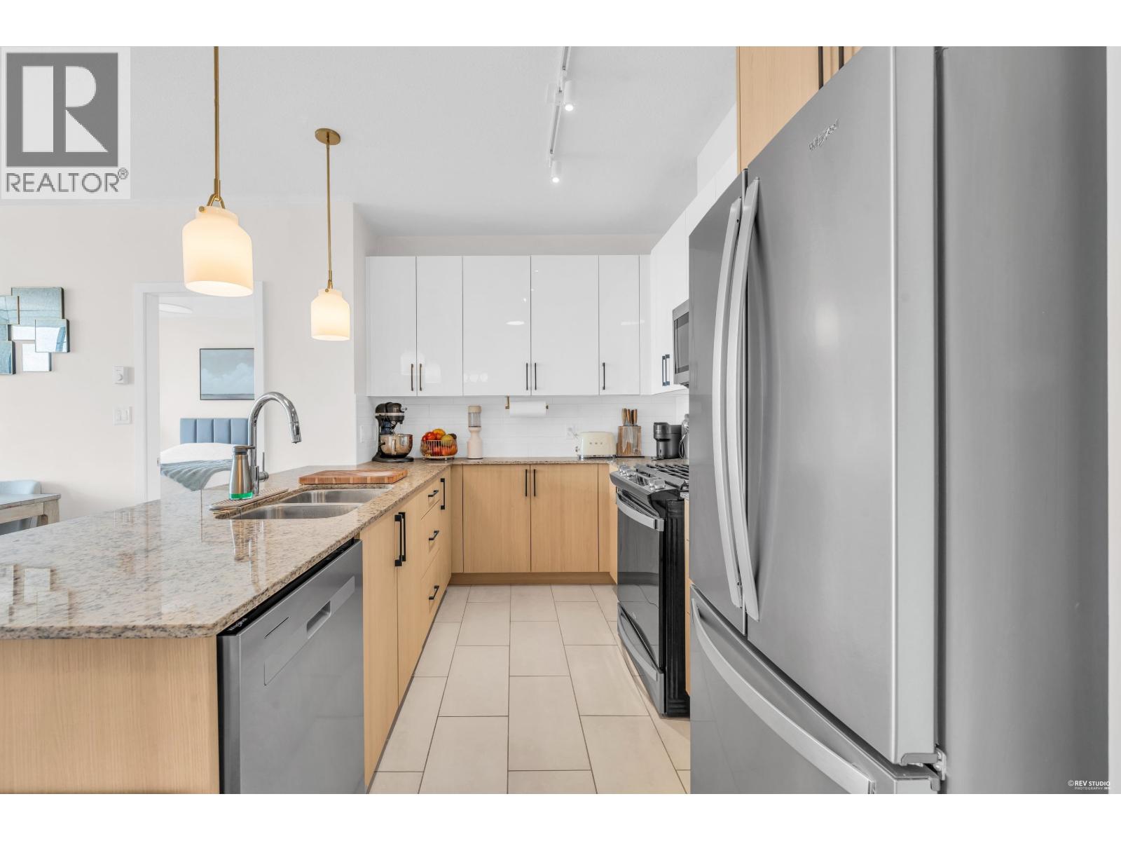 1805 280 ROSS DRIVE, New Westminster