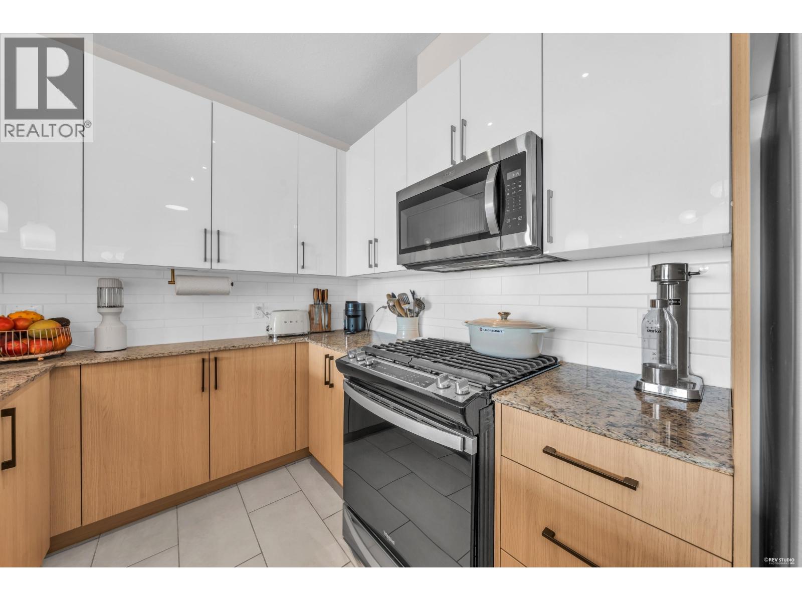 1805 280 ROSS DRIVE, New Westminster