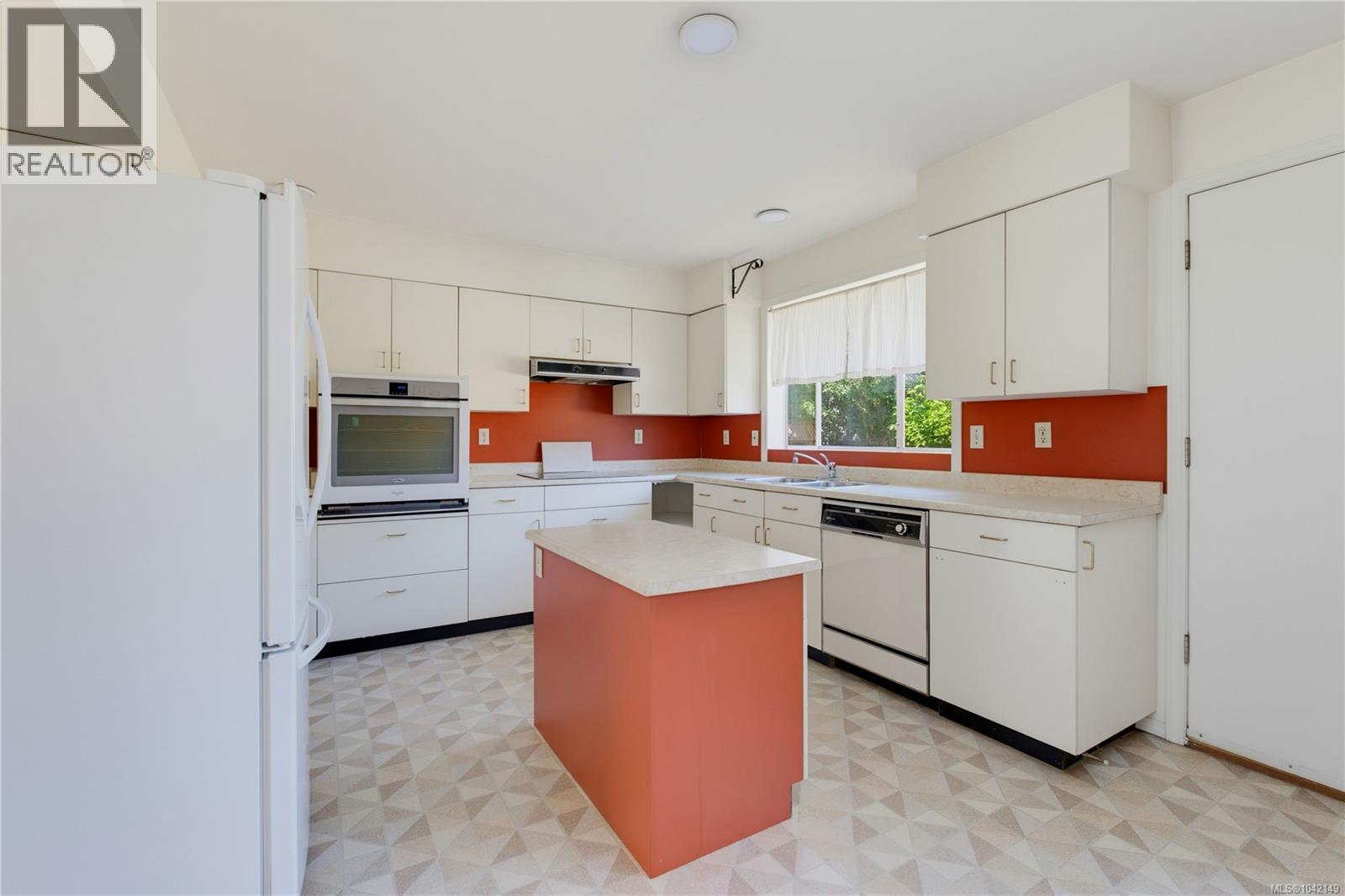 1376 Oliver St - 10