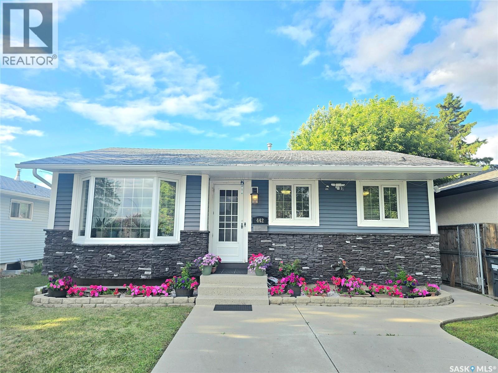 442 Douglas CRESCENT