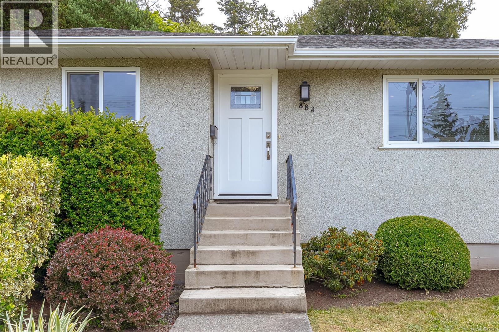 883 Lampson St - 6