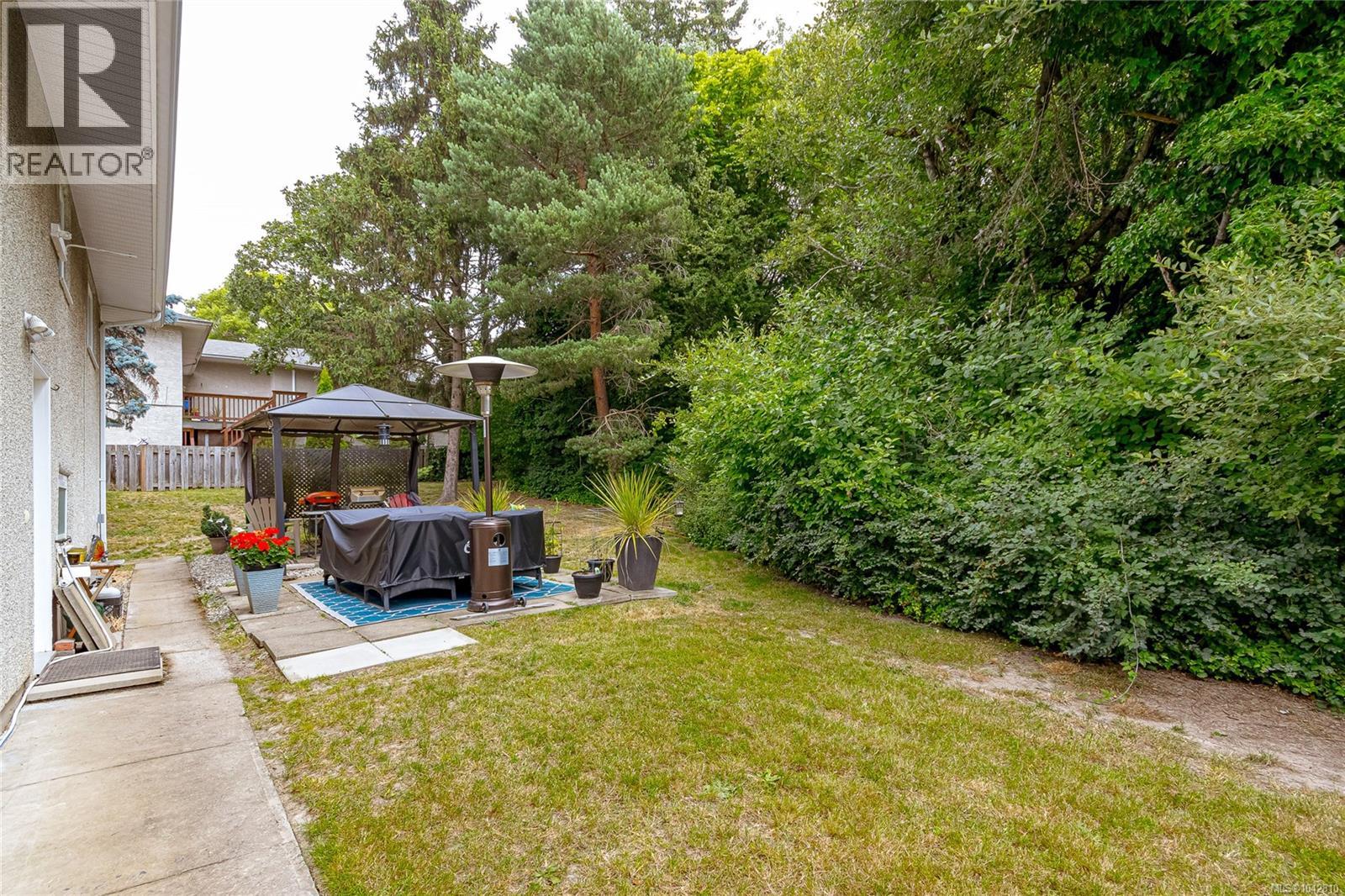883 Lampson St - 31