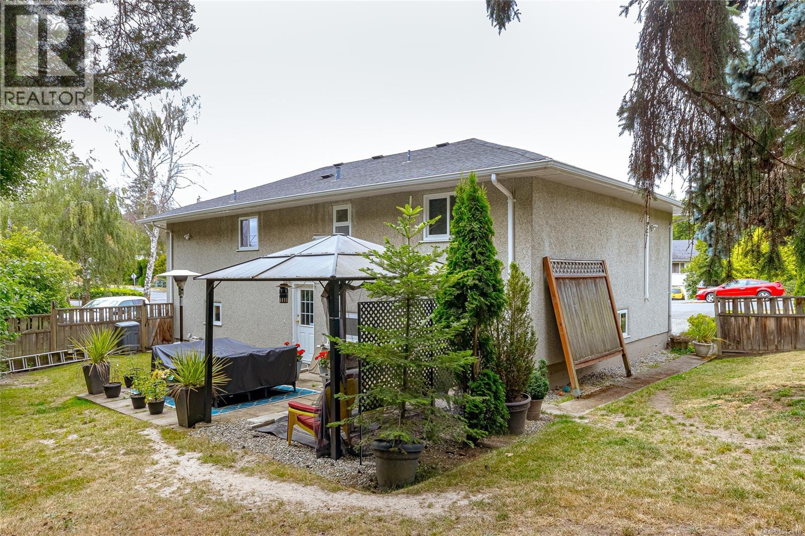 883 Lampson St - 33