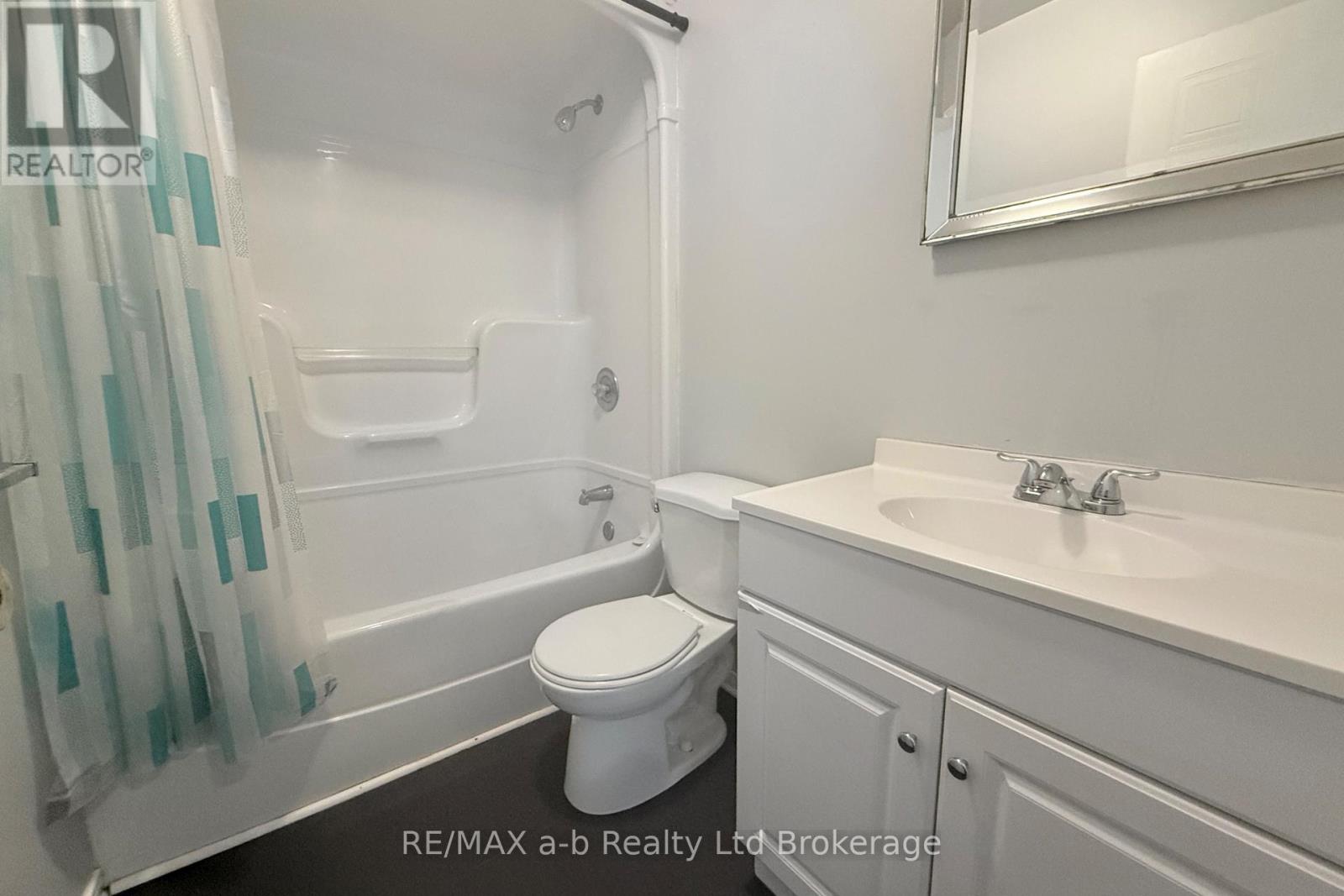 #36 64 HIAWATHA ROAD - 21