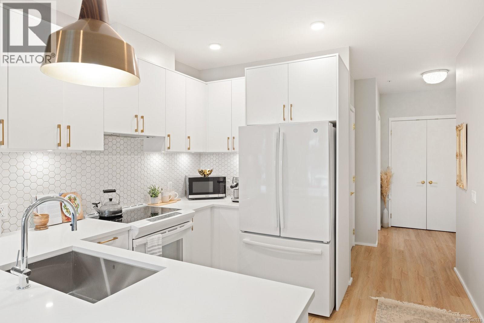 #303 2348 Beacon Ave - 2