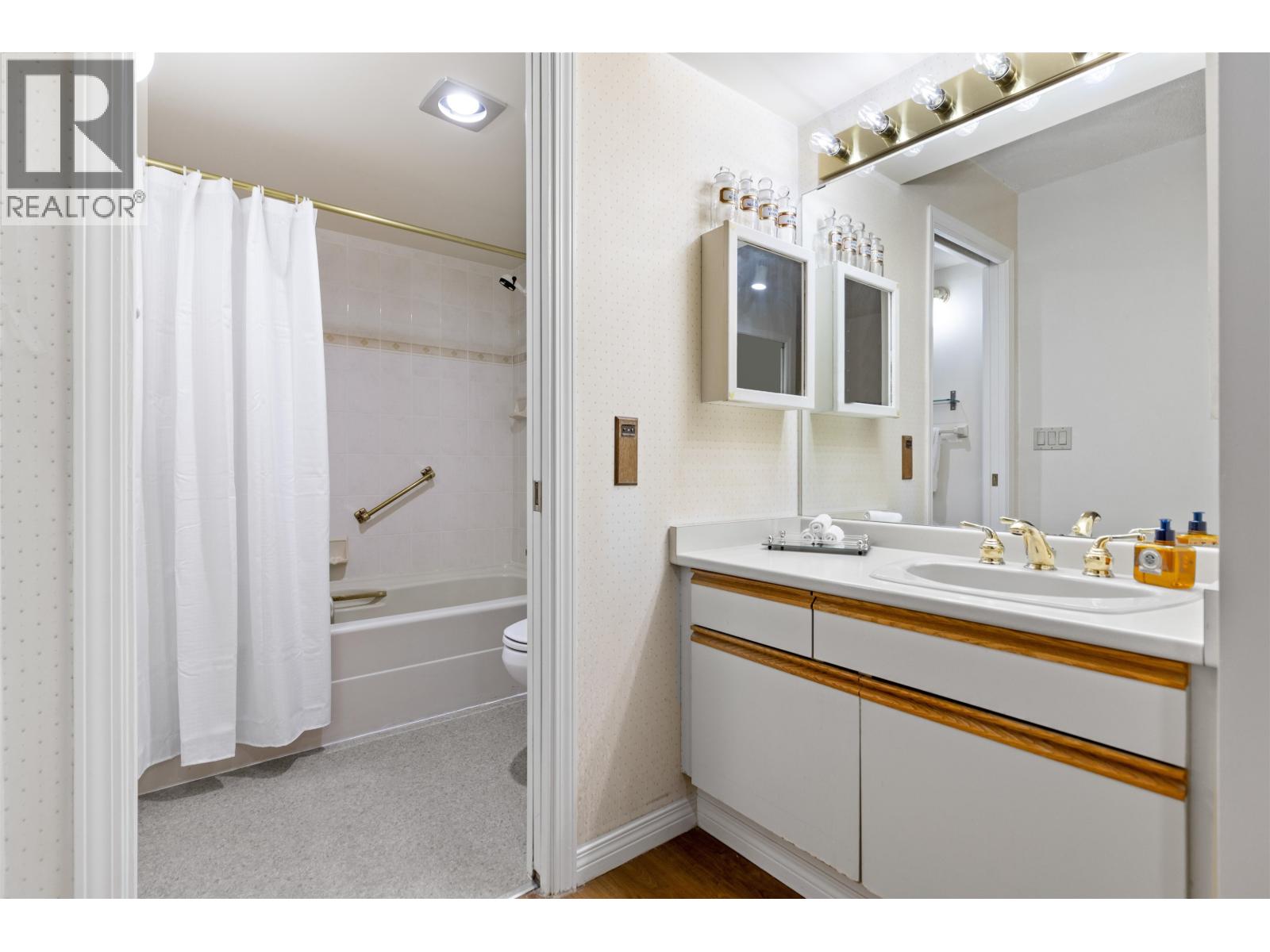 307 2800 CHESTERFIELD AVENUE, North Vancouver