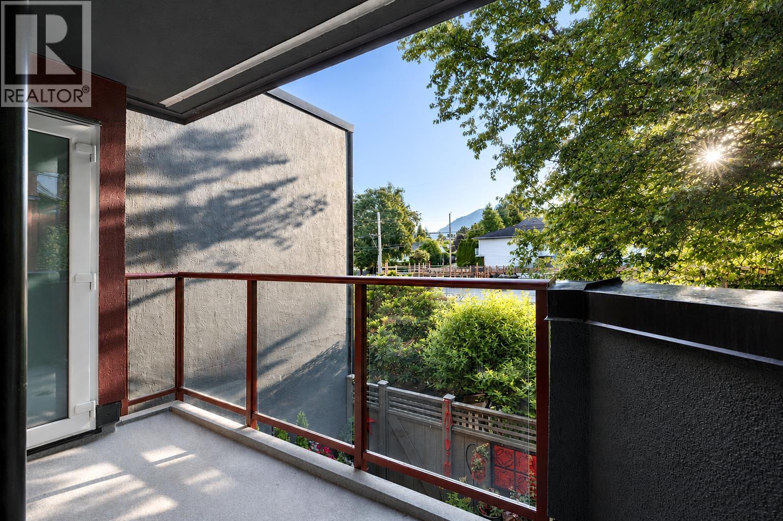 307 2800 CHESTERFIELD AVENUE, North Vancouver