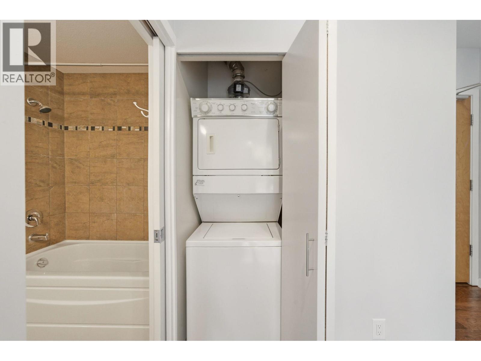 318 560 RAVEN WOODS DRIVE, North Vancouver