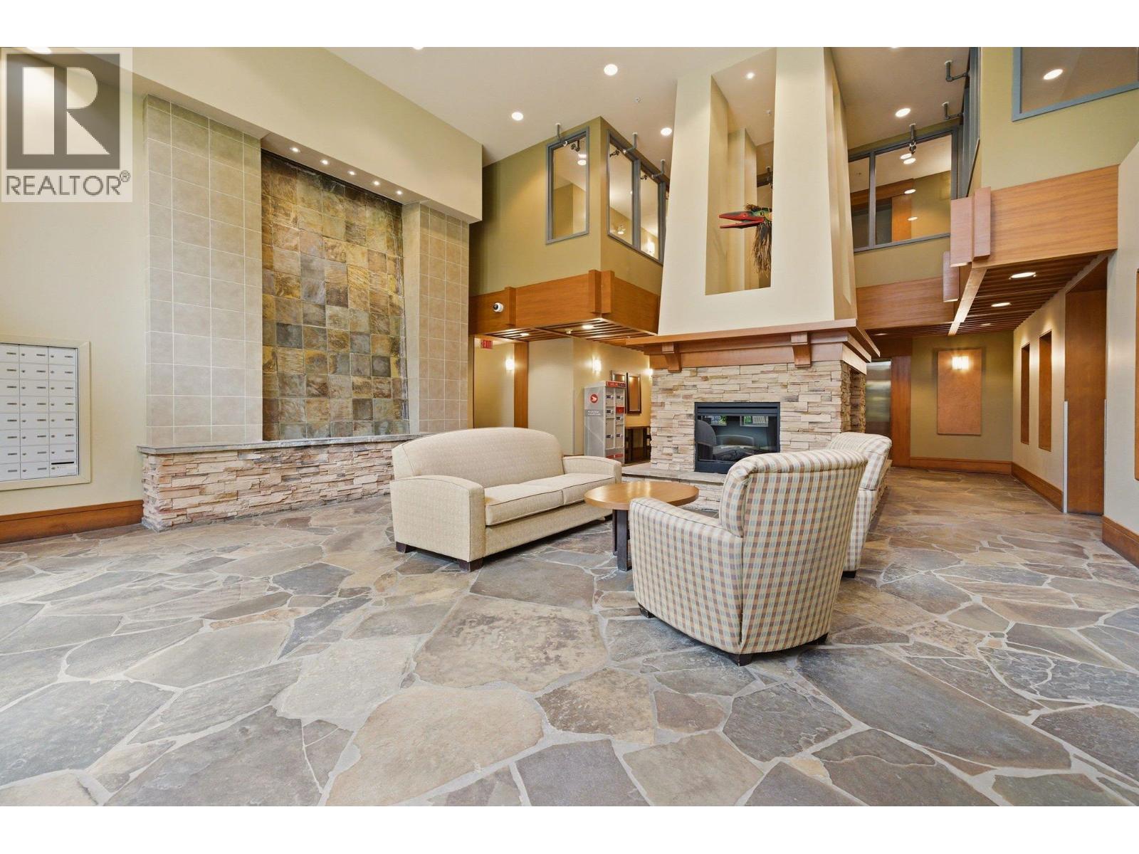 318 560 RAVEN WOODS DRIVE, North Vancouver