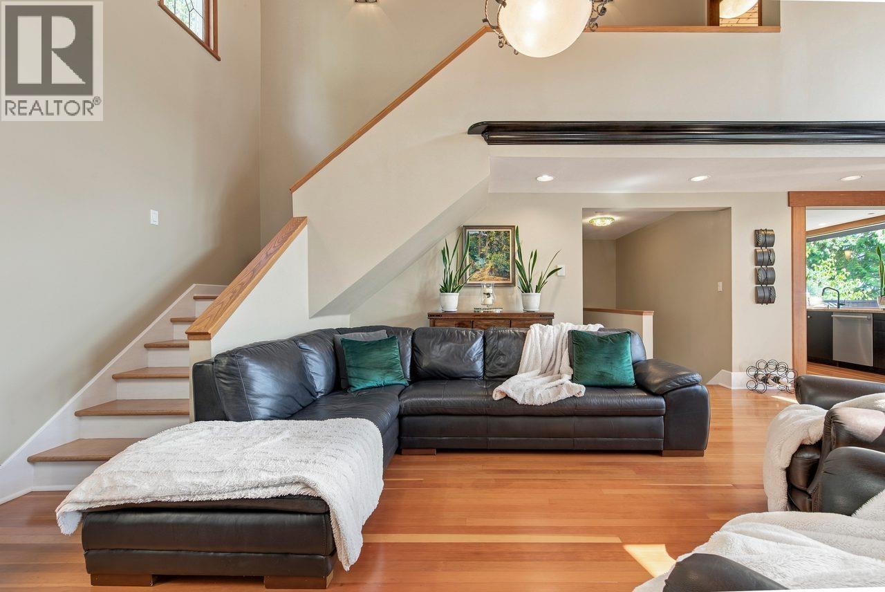 330 SASAMAT LANE, North Vancouver