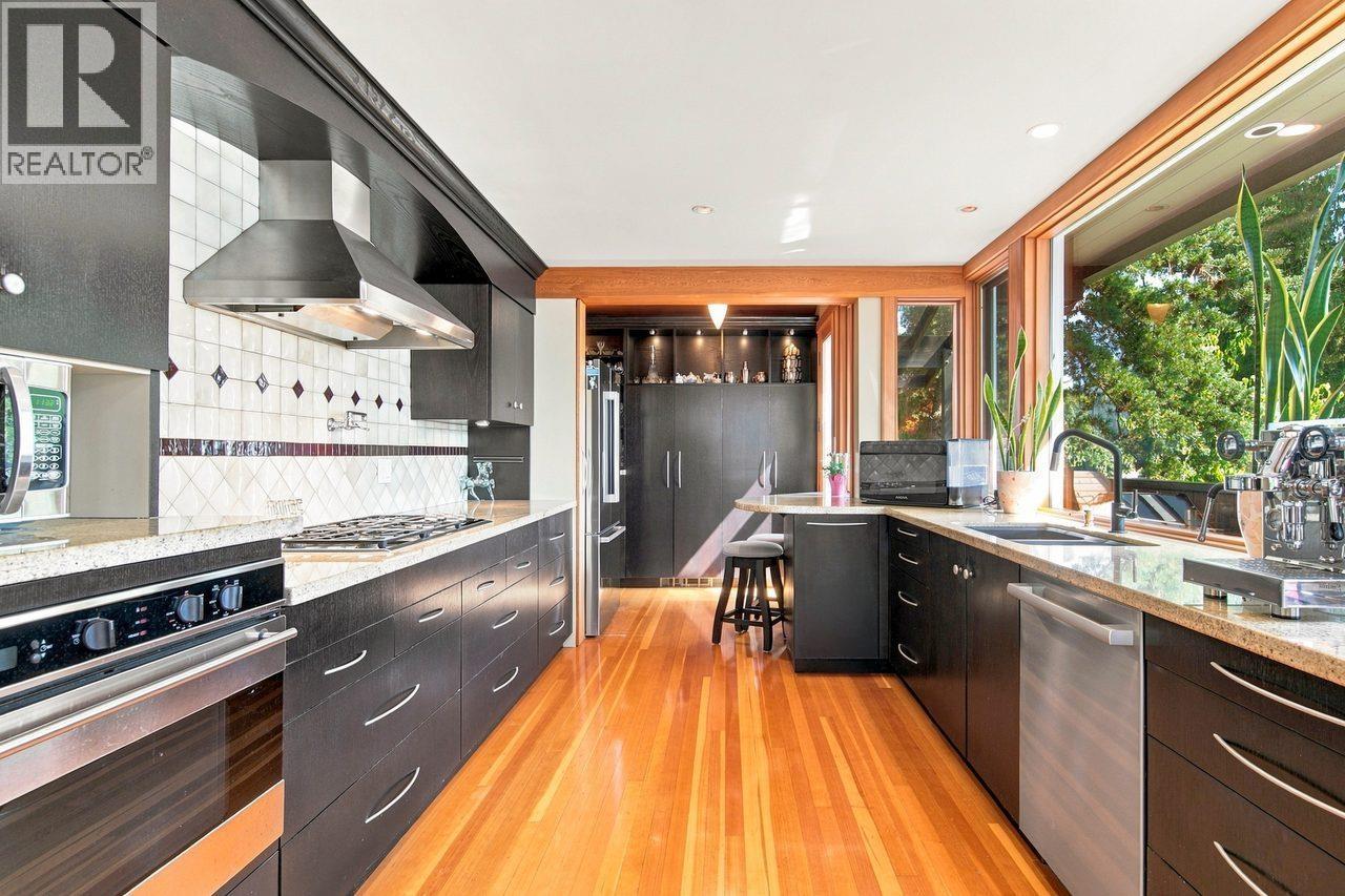 330 SASAMAT LANE, North Vancouver