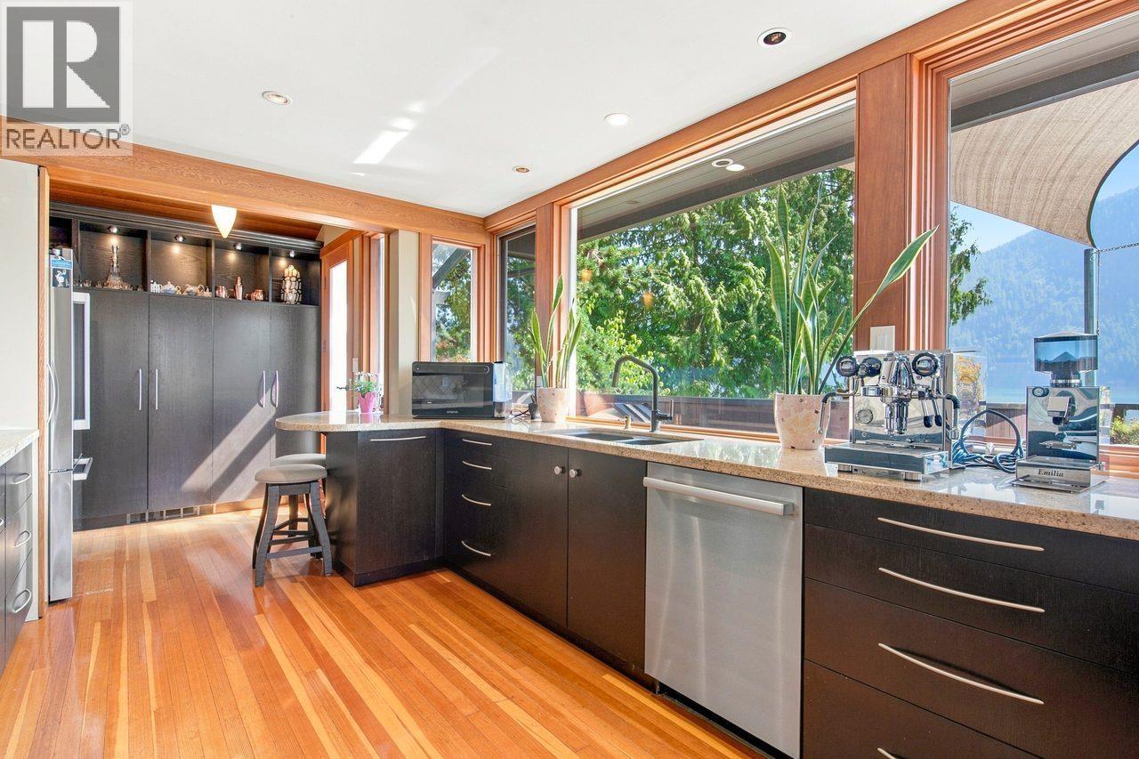 330 SASAMAT LANE, North Vancouver