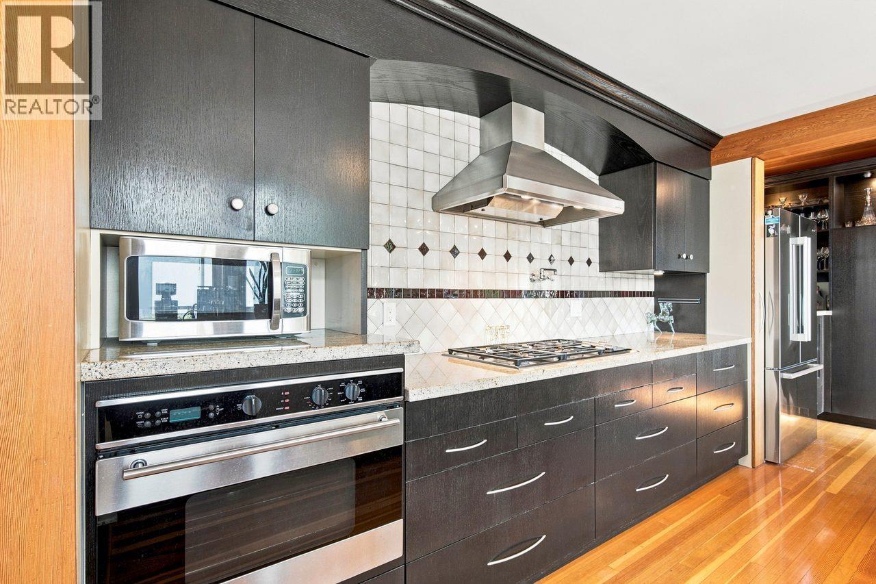 330 SASAMAT LANE, North Vancouver
