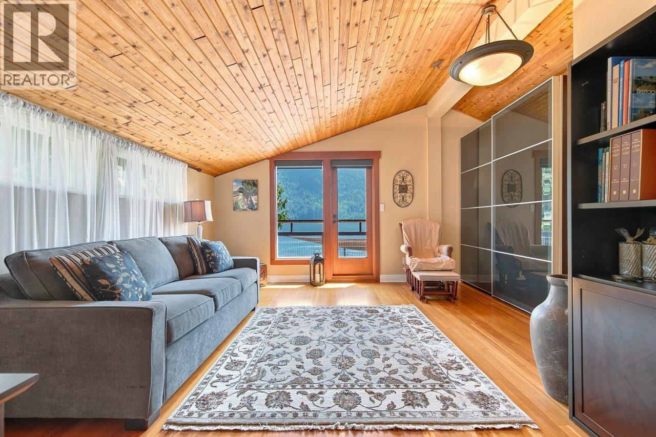 330 SASAMAT LANE, North Vancouver