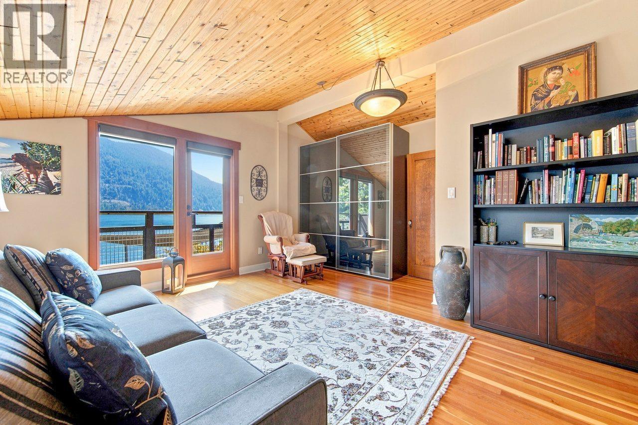 330 SASAMAT LANE, North Vancouver
