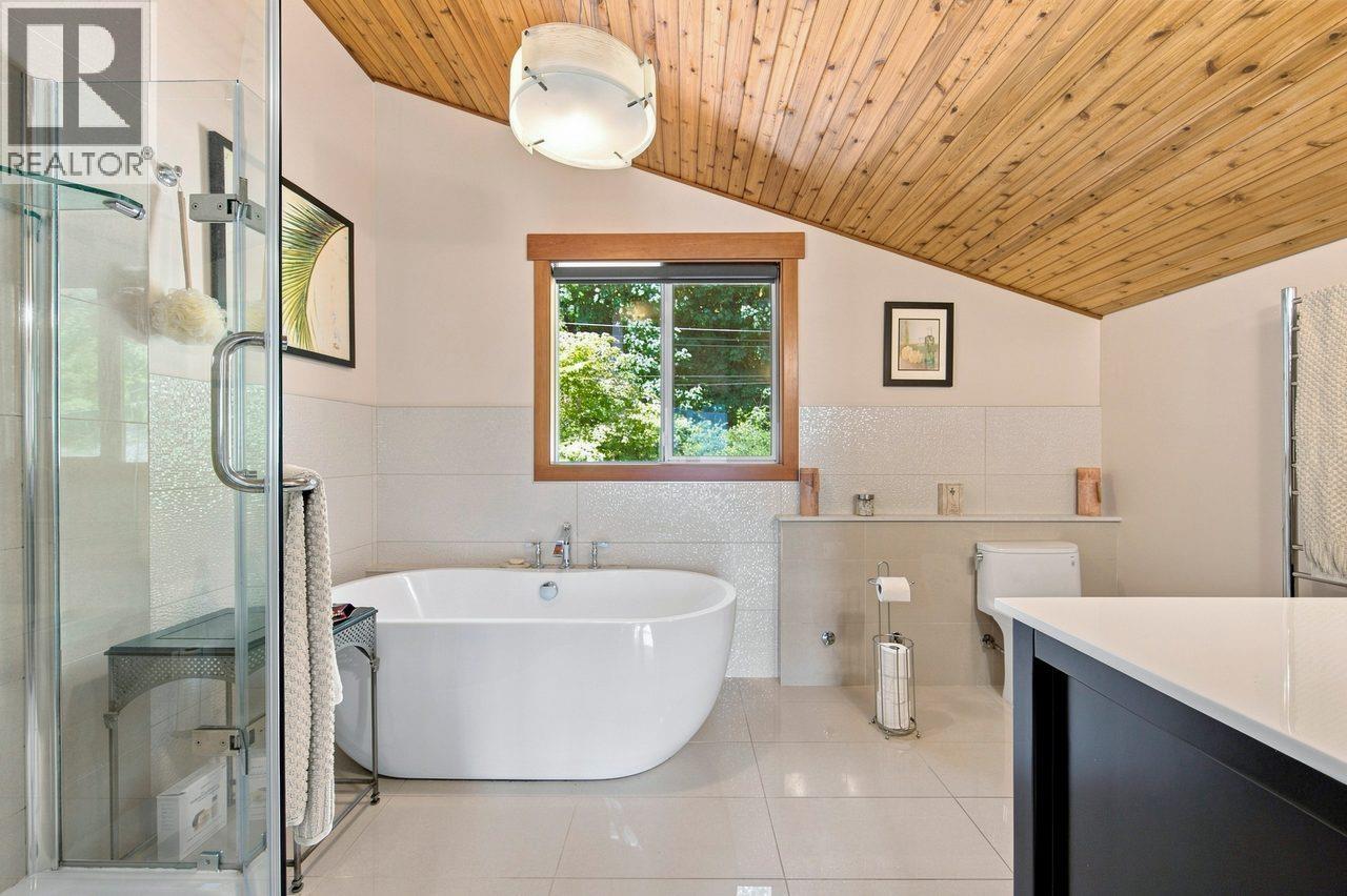 330 SASAMAT LANE, North Vancouver