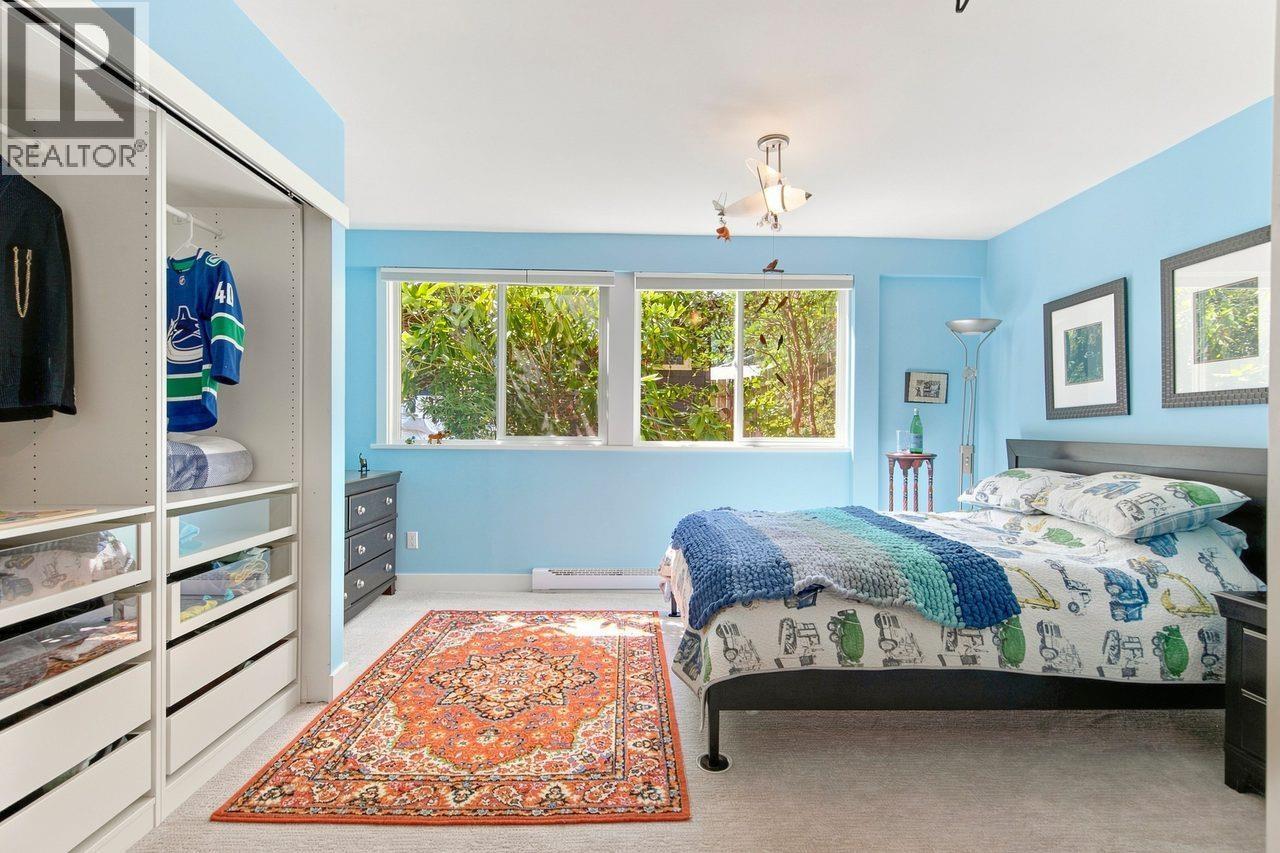 330 SASAMAT LANE, North Vancouver