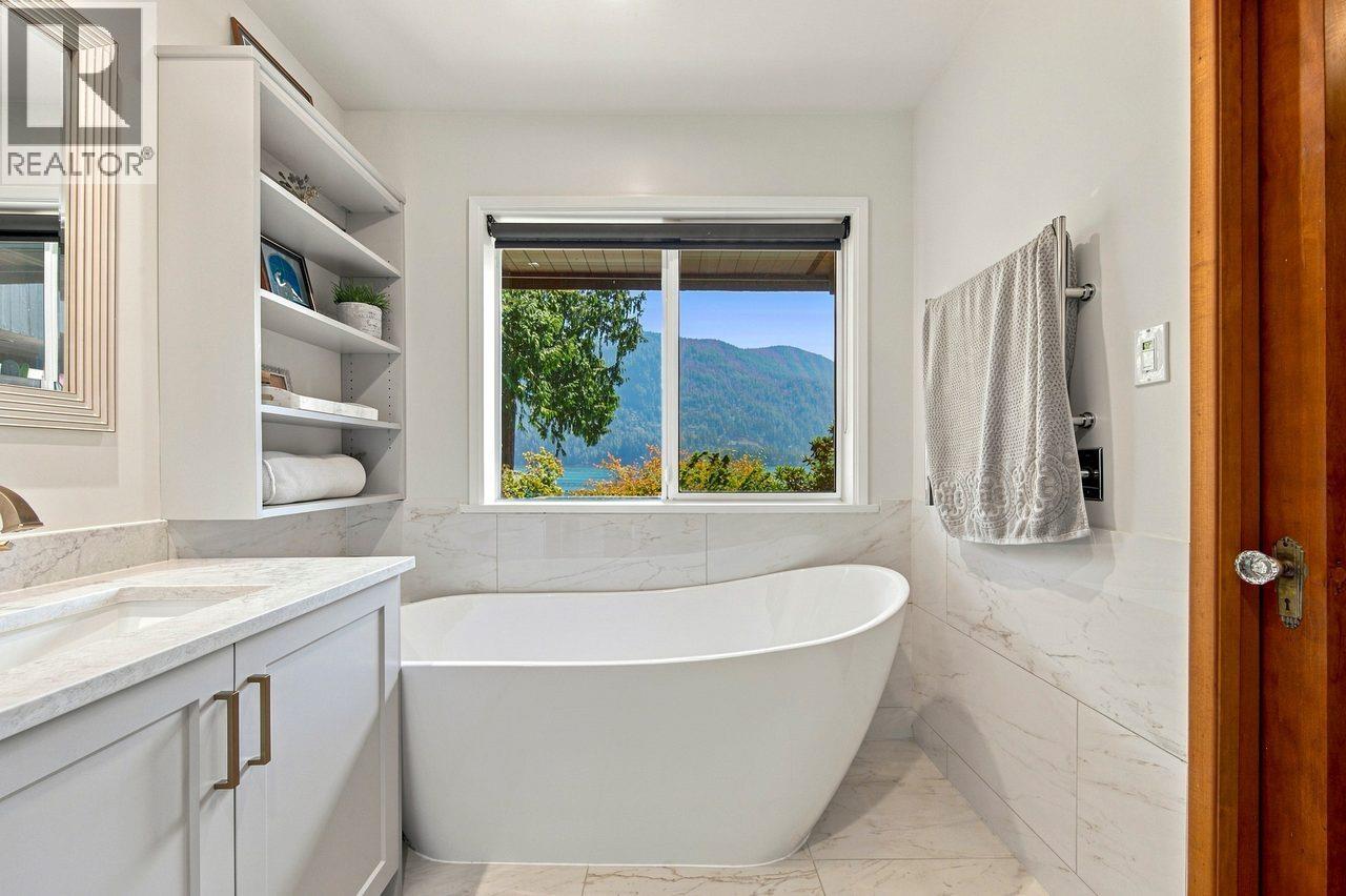 330 SASAMAT LANE, North Vancouver