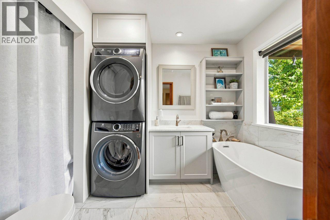 330 SASAMAT LANE, North Vancouver