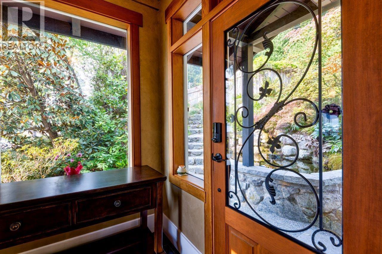 330 SASAMAT LANE, North Vancouver