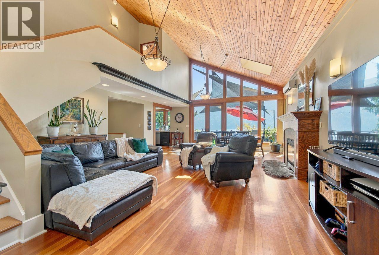 330 SASAMAT LANE, North Vancouver