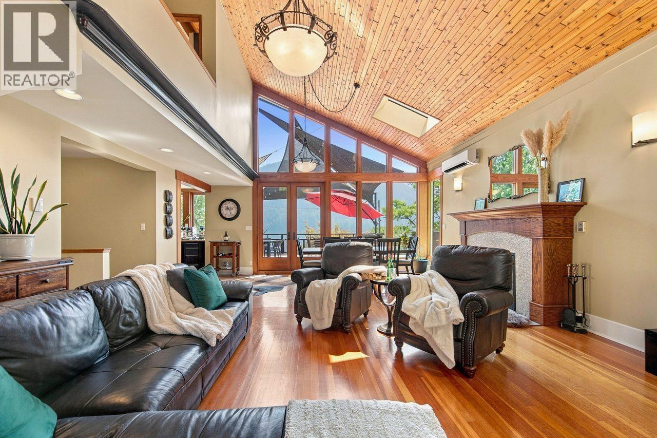 330 SASAMAT LANE, North Vancouver