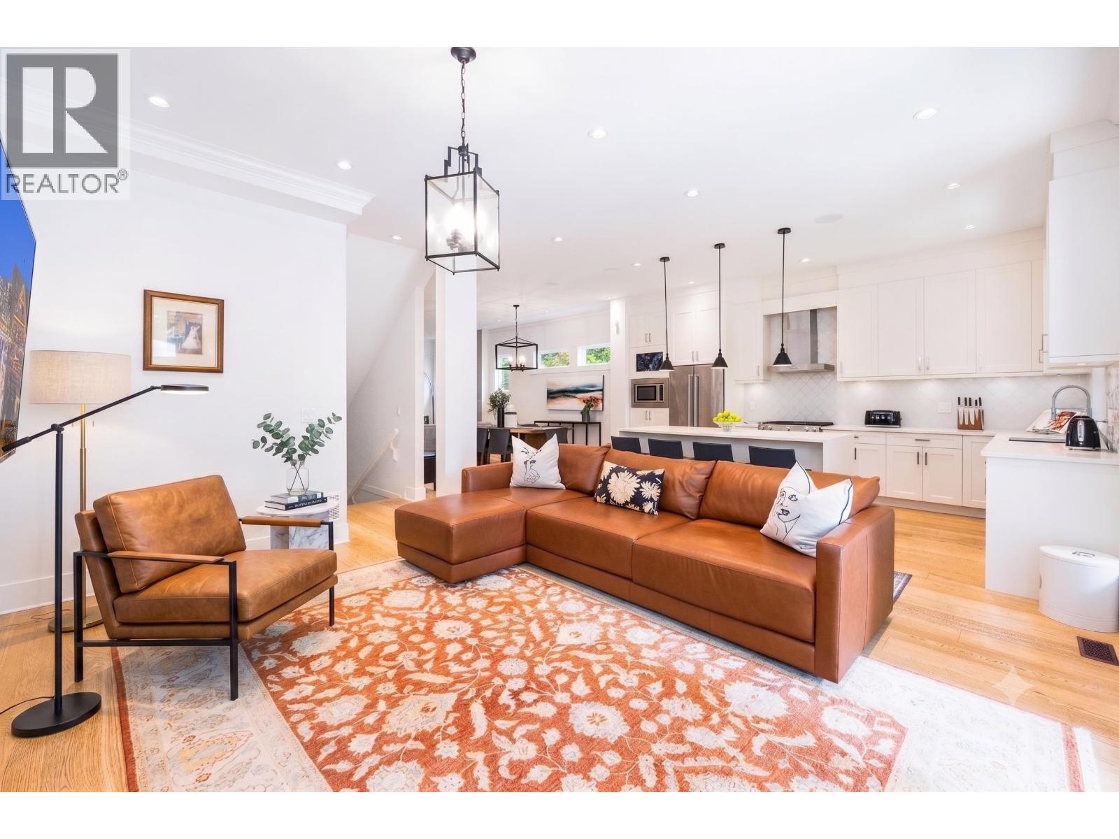 1585 DRAYCOTT ROAD, North Vancouver