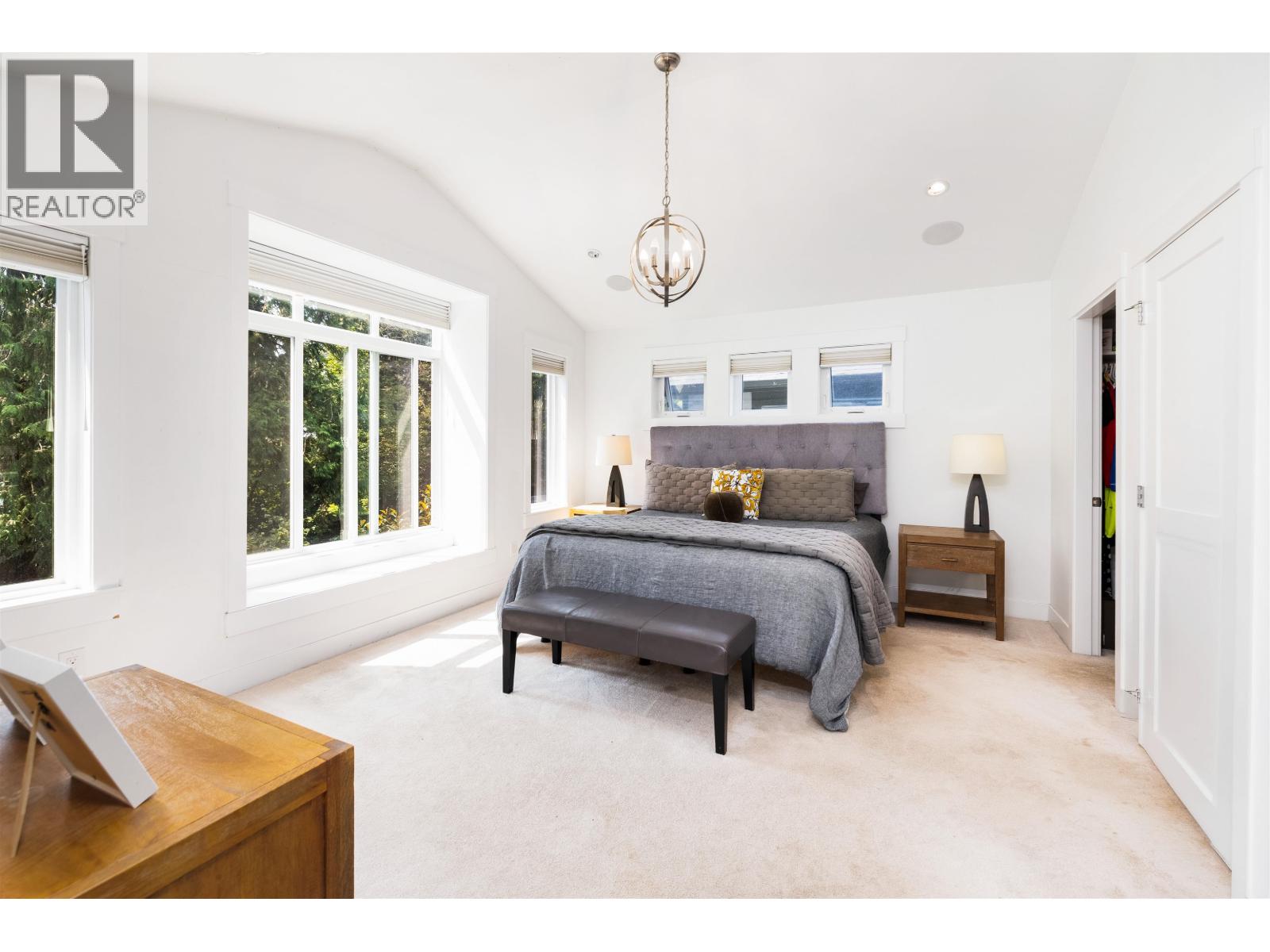 1585 DRAYCOTT ROAD, North Vancouver