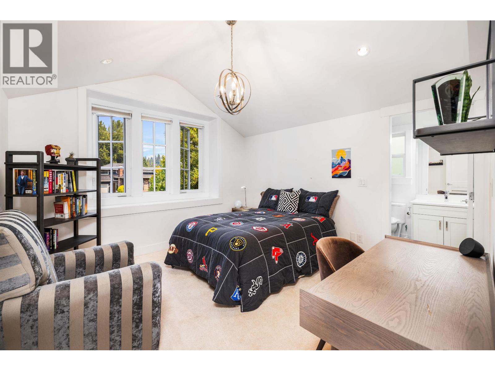 1585 DRAYCOTT ROAD, North Vancouver