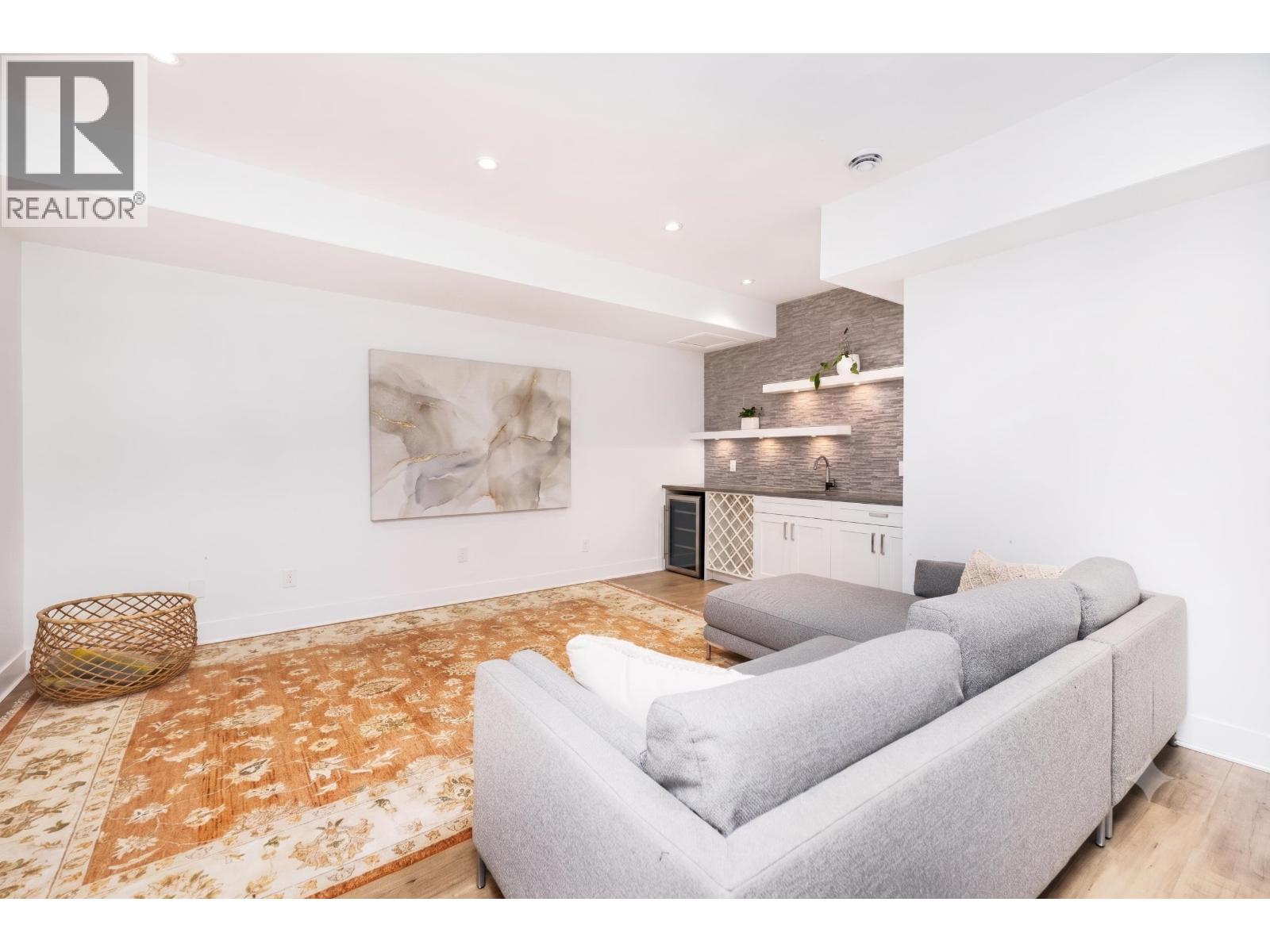 1585 DRAYCOTT ROAD, North Vancouver