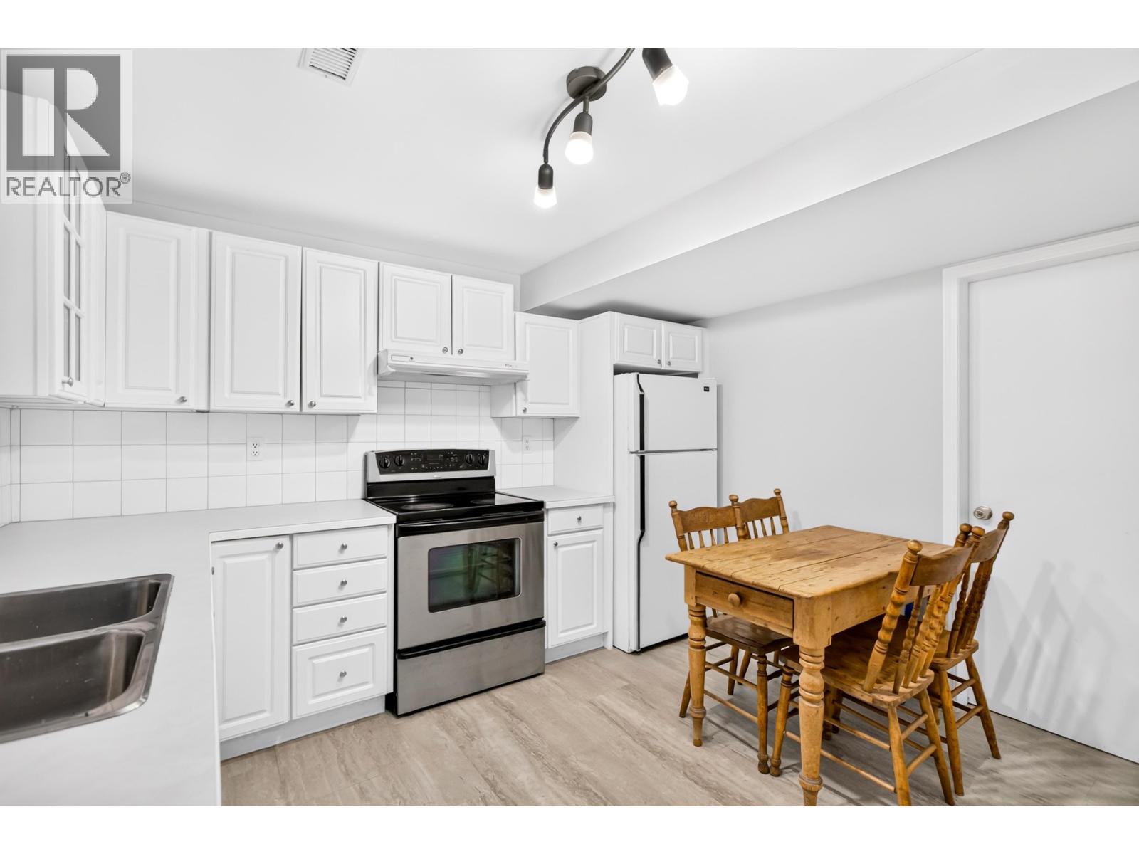 990 JARVIS STREET, Coquitlam
