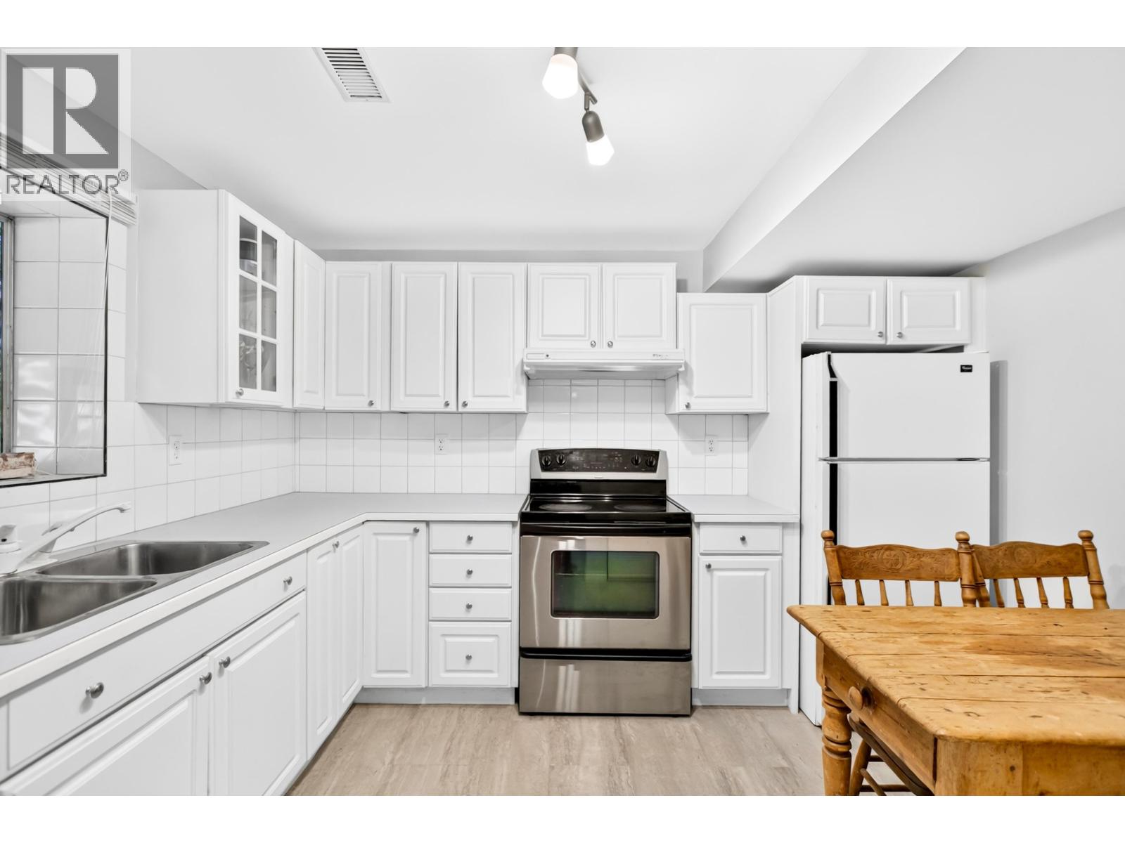 990 JARVIS STREET, Coquitlam
