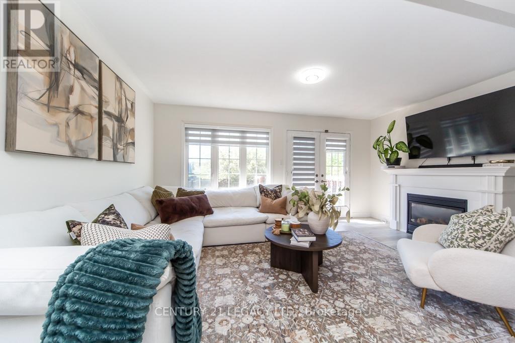 44 TINCOMB CRESCENT