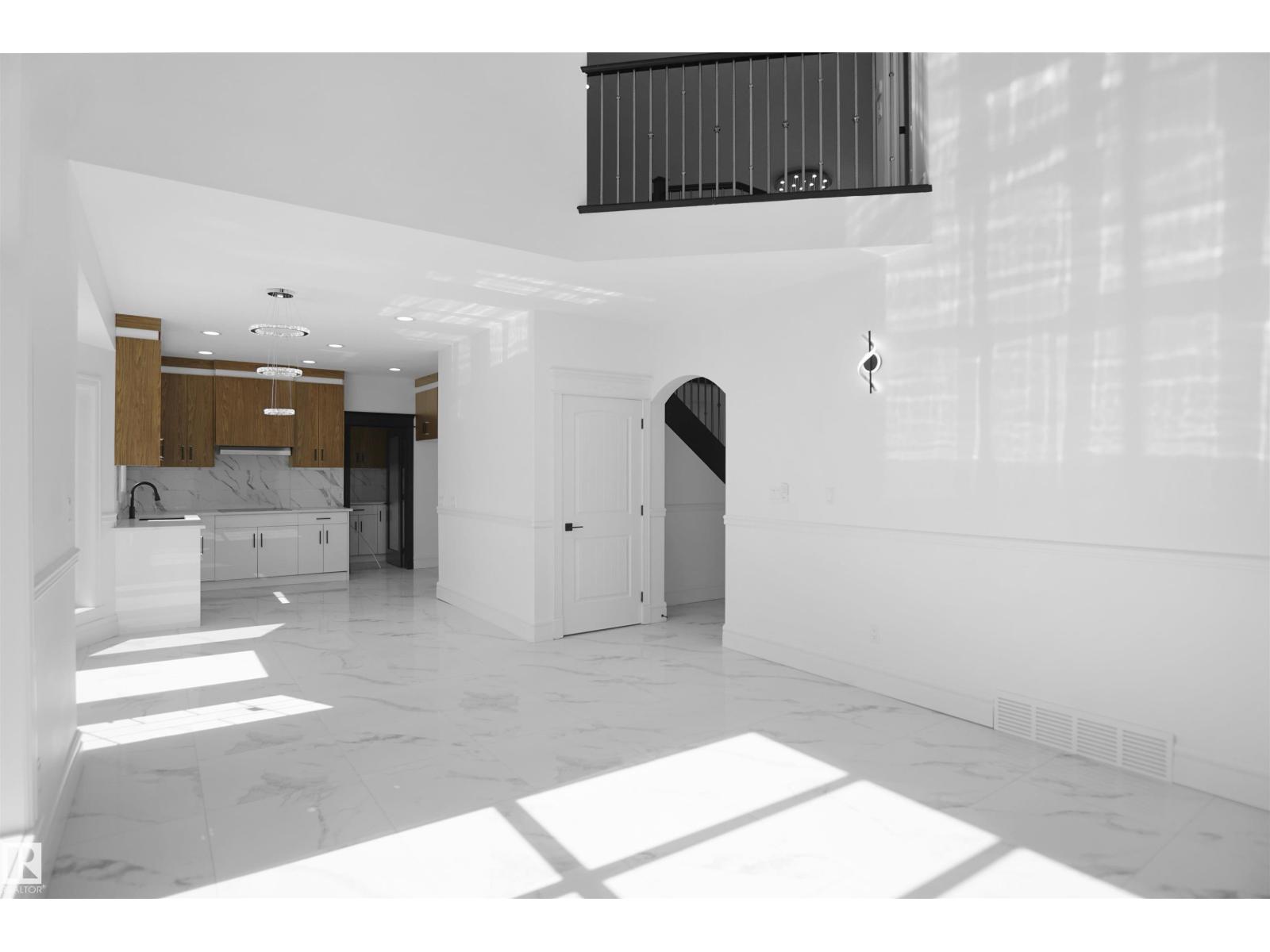 6823 18 AV SW - Image 24