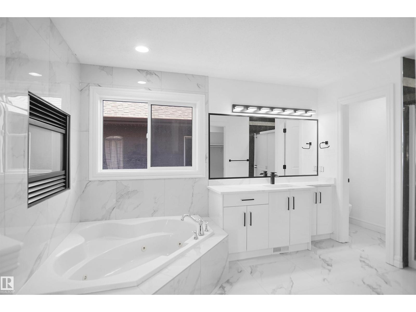 6823 18 AV SW - Image 36
